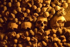 Ossements dans les catacombes