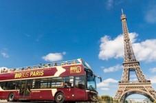 Big Tour Bus Paris face à la Tour Eiffel
