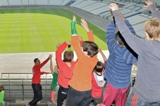Enfants dans les tribunes du stade 