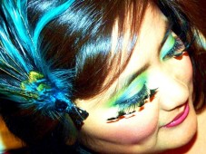 Maquillage coloré par une professionnelle à domicile.