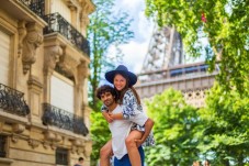 Photo de couple devant la Tour Eiffel