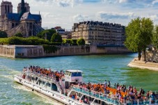 Vue de Notre-Dame de Paris en bateau mouche sur la Seine