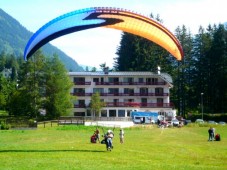 Vol en Parapente Biplace, survolez le Glacier des Grands Montetset la mer de glace. Vivez des moments inoubliables.