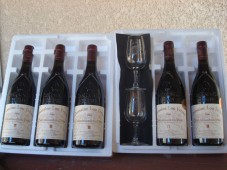 Coffret dégustation composé de 5 bouteilles de vin rouge et de 2 verres.