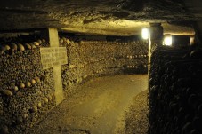 couloir des catacombes de Paris