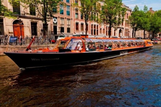Croisière pour l'enfant dans un bateau luxueux