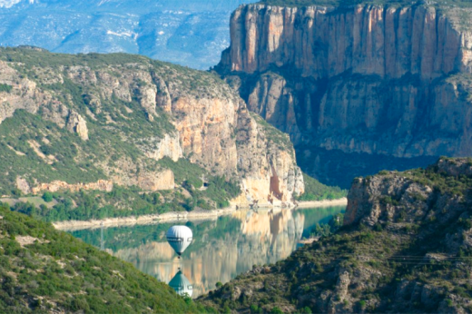 Traversée en montgolfière à travers les Pyrénées : Montsec et Mont-Rebei