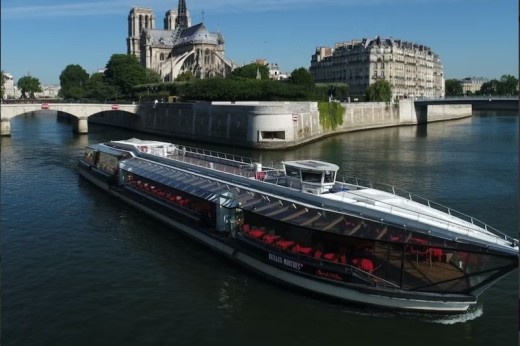 Bateau dîner-croisière vue de l'extérieur