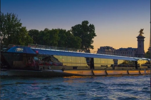 Bateau dîner-croisière vue de l'extérieur en début de soirée