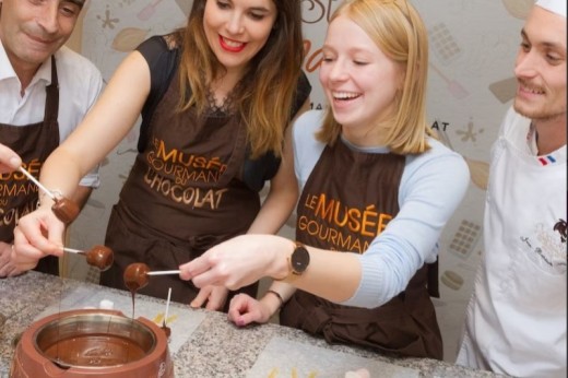 Fabrication sucette en chocolat avec les chefs