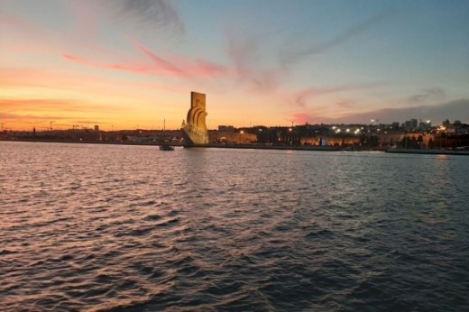 Balade en Bateau au coucher du soleil à Lisbonne avec musique pour 2 personnes