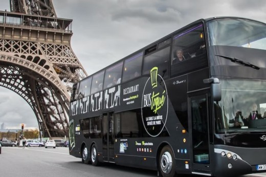 Bus Toqué passant devant la Tour Eiffel