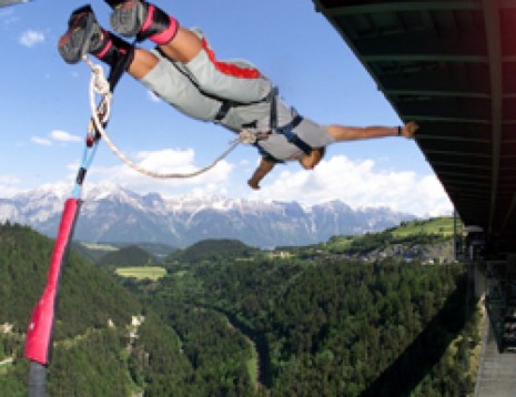 Saut à l'élastique de 192 m depuis le pont Europa en Autriche
