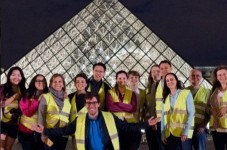 Photo du groupe de cycliste près du Louvre 