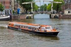 Croisière pour l'enfant dans un bateau luxueux