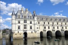 Activité aquatique près d'un château 