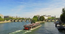 Croisière touristique sur la seine en bateau mouche 