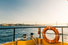 Balade en Bateau au coucher du soleil à Lisbonne avec musique pour 2 personnes