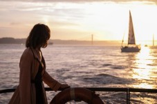 Balade en Bateau au coucher du soleil à Lisbonne avec musique pour 2 personnes