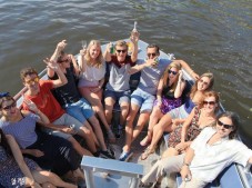 Croisière sur le canal avec un bateau étroit pour l'adulte