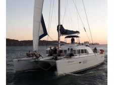 Coucher de soleil sur un catamaran sur le Tage avec champagne