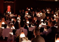 Salle, table avec champagne