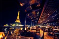 Table préparée pour le dîner romantique