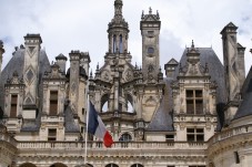 Château de Chambord avec le drapeau national