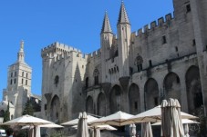 Palais des papes depuis une rue passante 