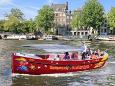 Croisière sur le canal avec un bateau étroit pour l'adulte