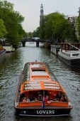 Croisière pour l'enfant dans un bateau luxueux