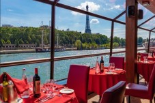 baie vitrée vue sur la tour Eiffel