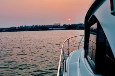 Coucher de soleil avec vin en yacht privé à Lisbonne (max. 6 personnes)