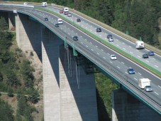 Saut à l'élastique de 192 m depuis le pont Europa en Autriche