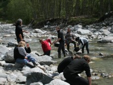 Chercheur d’or dans une rivière en Suisse