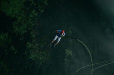 Saut à l'élastique de 192 m depuis le pont Europa en Autriche