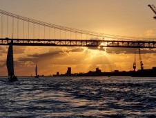 Coucher de soleil avec vin en yacht privé à Lisbonne (max. 6 personnes)