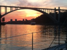 Excursion en voilier au coucher du soleil sur le fleuve Douro avec une boisson de bienvenue pour 2 personnes