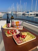 Coucher de soleil avec vin en yacht privé à Lisbonne (max. 6 personnes)