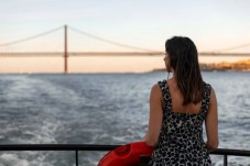 Balade en Bateau au coucher du soleil à Lisbonne avec musique pour 2 personnes