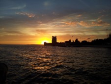 Coucher de soleil sur un catamaran sur le Tage avec champagne