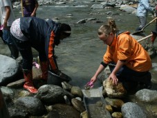 Chercheur d’or dans une rivière en Suisse