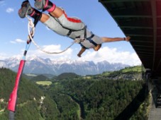 Saut à l'élastique de 192 m depuis le pont Europa en Autriche