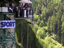 Saut à l'élastique de 192 m depuis le pont Europa en Autriche