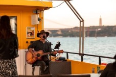 Balade en Bateau au coucher du soleil à Lisbonne avec musique pour 2 personnes