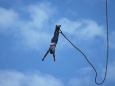 Saut à l'élastique de 192 m depuis le pont Europa en Autriche