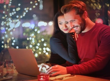 Cadeaux de Noël Romantiques pour les Amoureux - Éveillez la Magie de la Saison